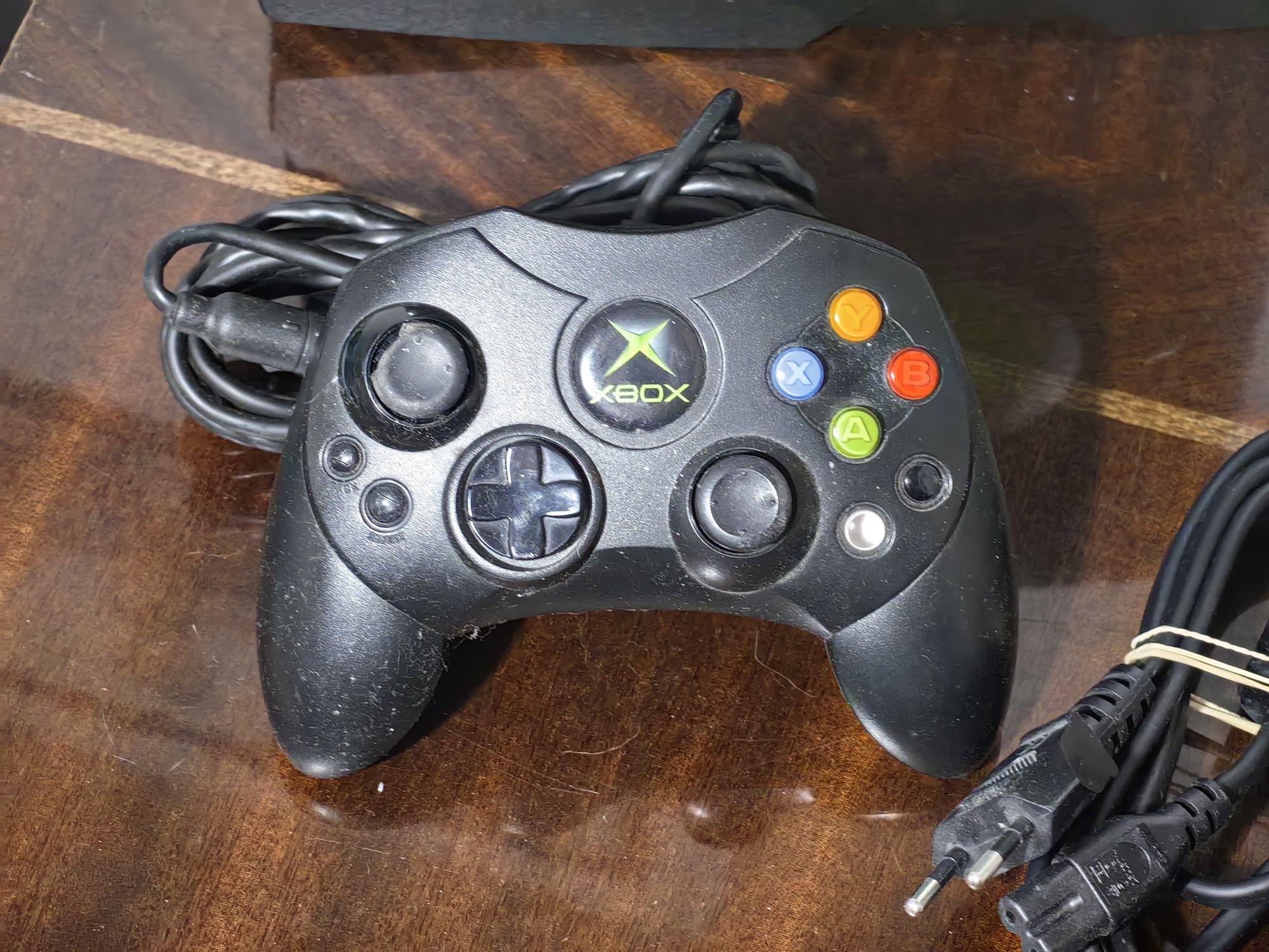 Xbox classic + игри half life, crash bandicoot