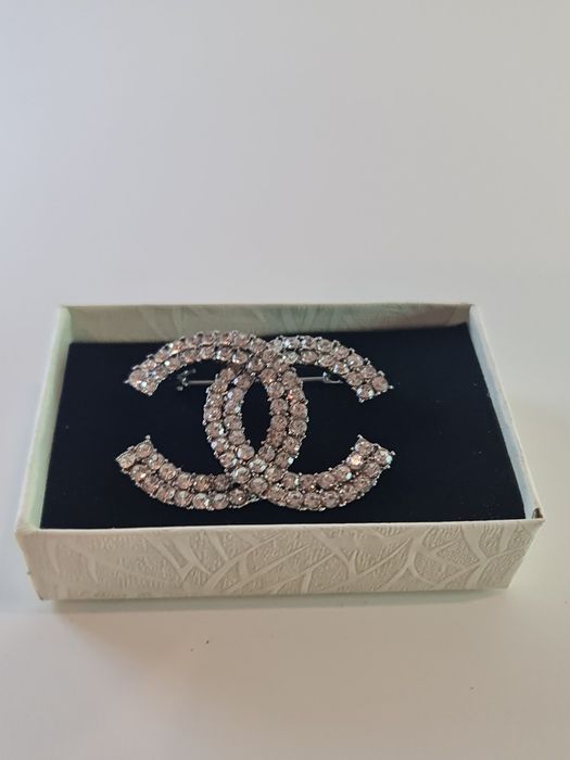 Елегнтни дамски брошки