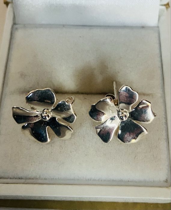 Cercei din argint in forma de floare