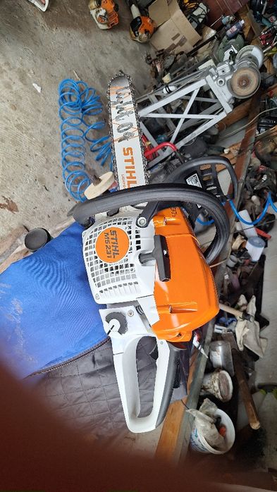 Cosesc iarba  defrisej cu motocoasa profesionala