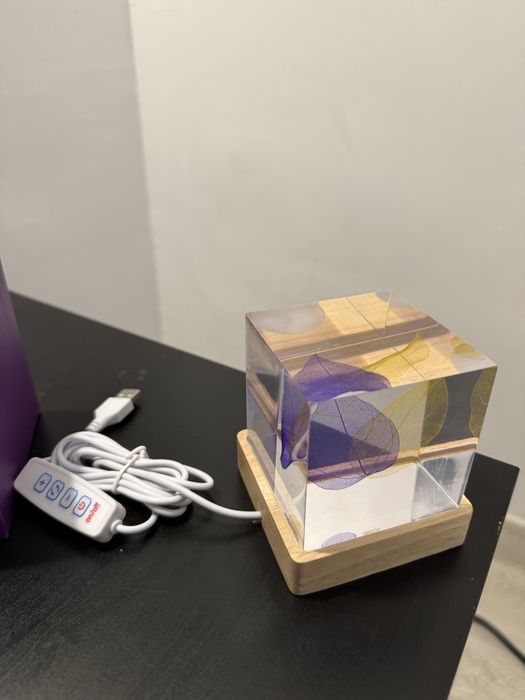 Lampa cub luminos cu suport din lemn decoratiune