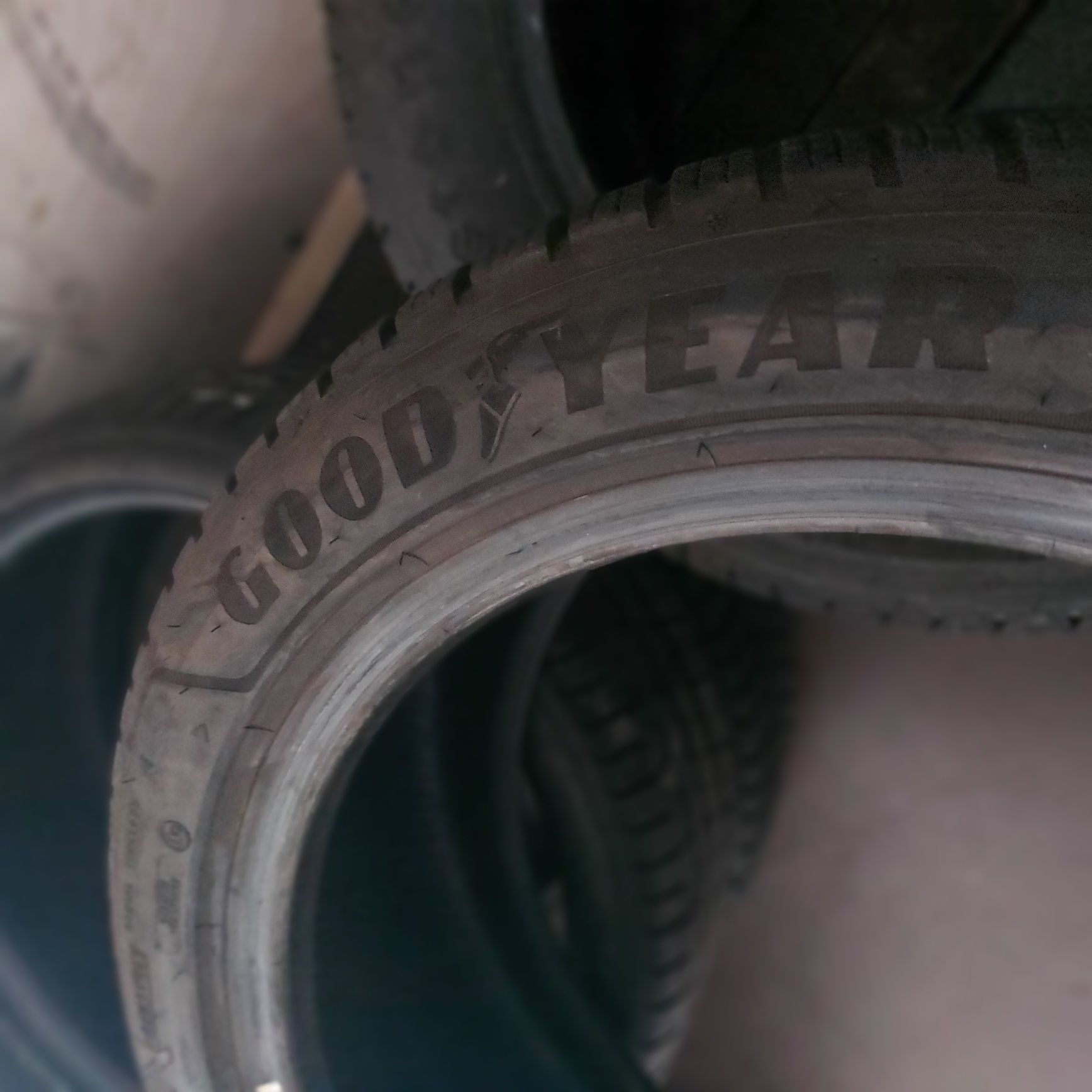 245/45/18"goodyaer 1бр.гума