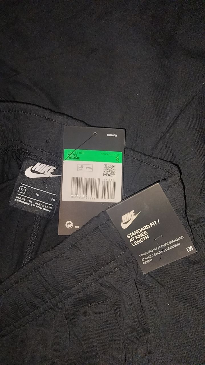 vând pantaloni scurți nike