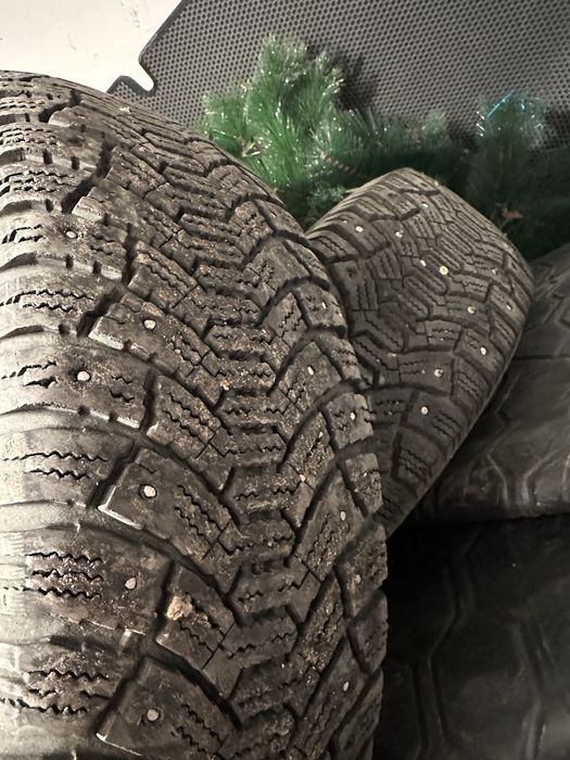 Продам два балона шипованных на 15