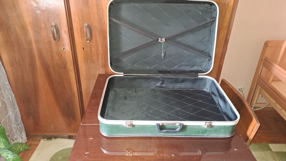 Нов куфар неизползван