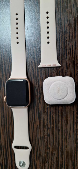 Apple Watch Series 5, Gold Aluminum case, Pink Sand sport band 40 mm