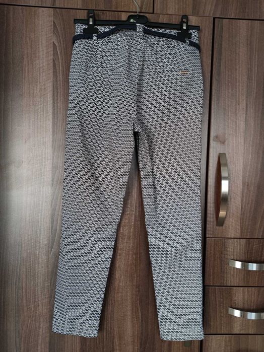 Нов модерен панталон с етикет , размер S, цвят много тъмно син и бяло
