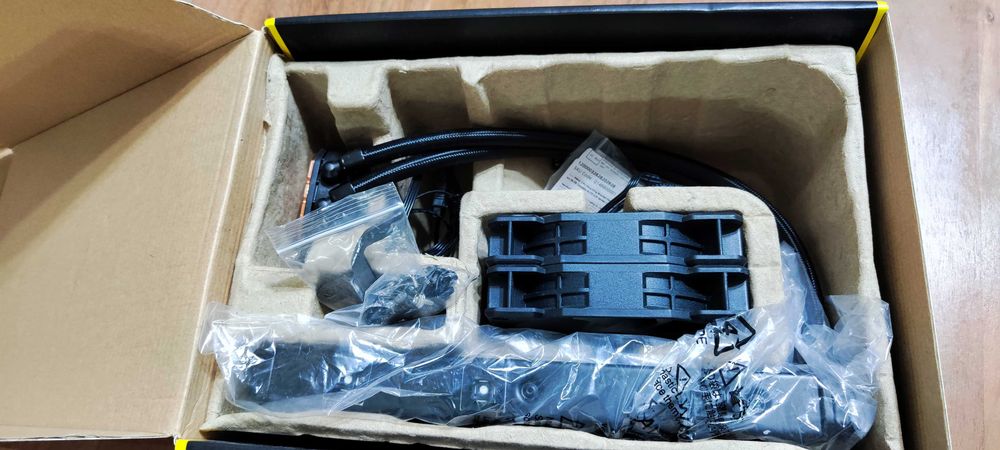 Водно охлаждане Corsair H100x за процсори AMD/INTEL