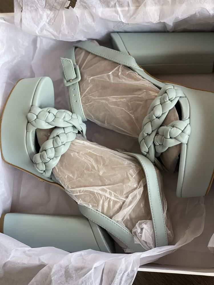 Високи сандали Guess