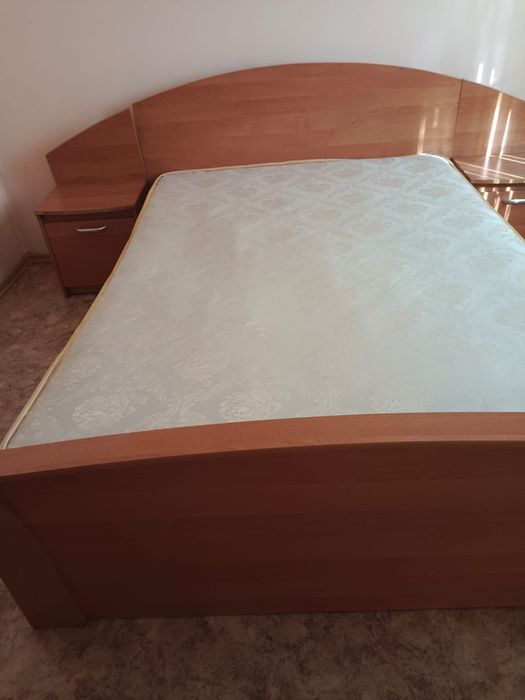 Двухспальная кровать с прикроватными тумбочкамитумбочками