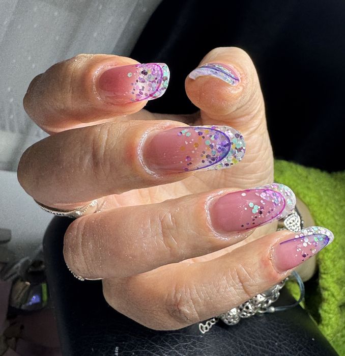 Stilist protezist . Aplic unghii cu gel