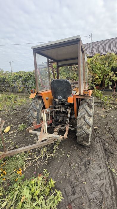 Vând tractor Fiat 411R