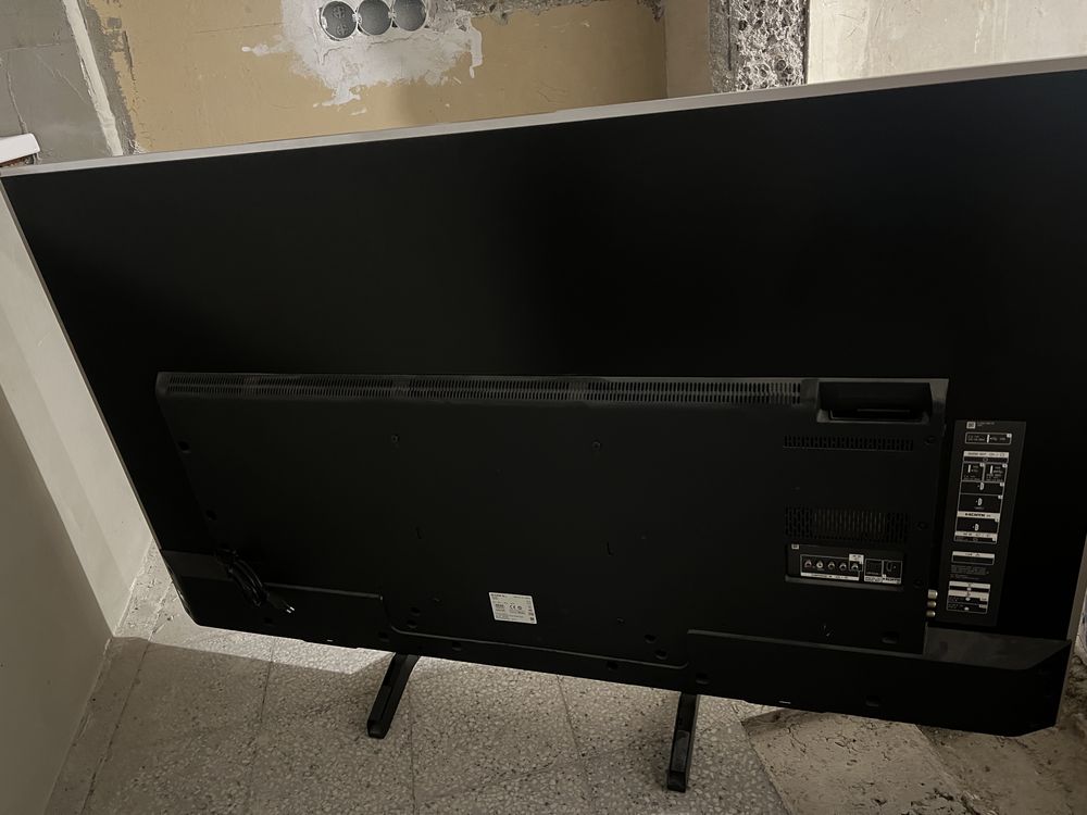 Телевизор Sony Kd-65xe8577 счупена матрица / екран (за части е)