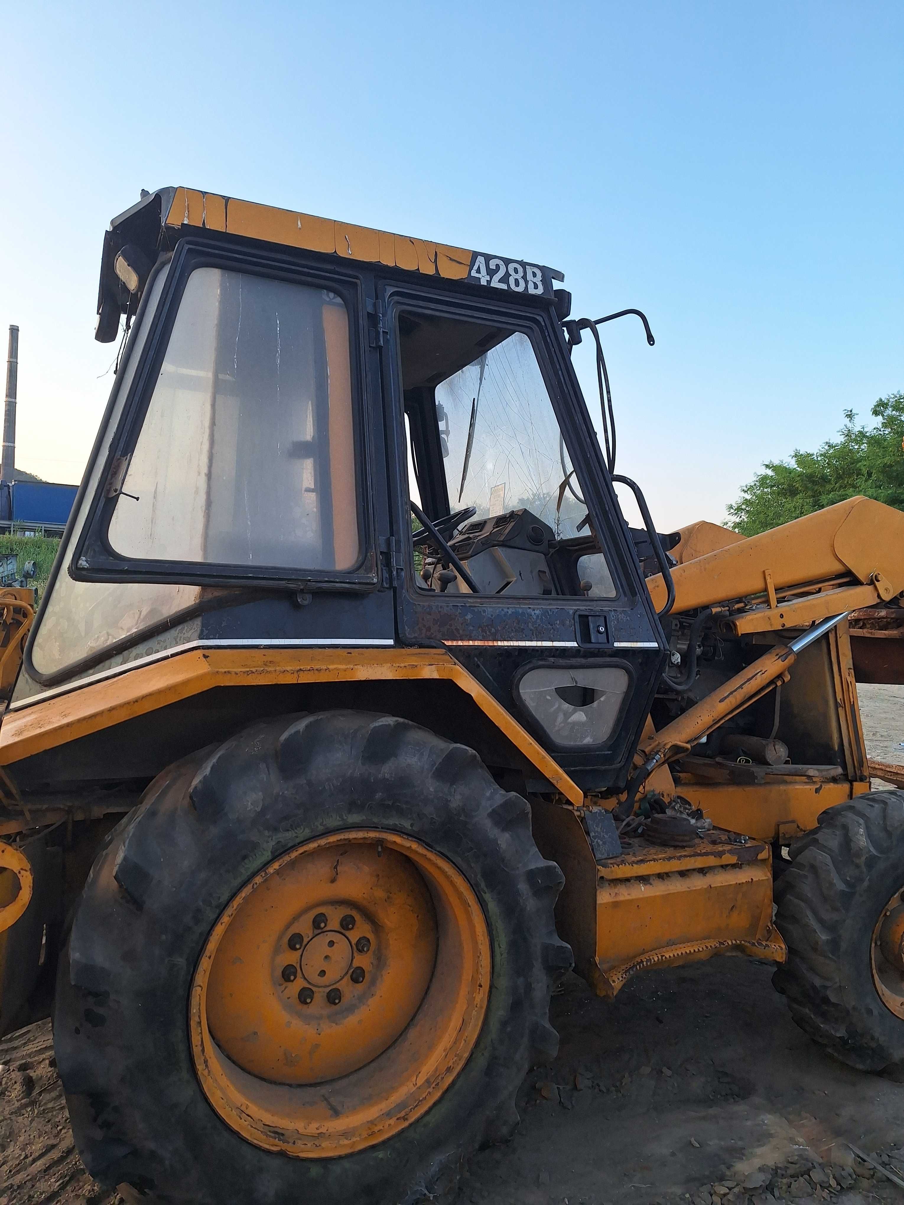 Buldoexcavator  caterpillar