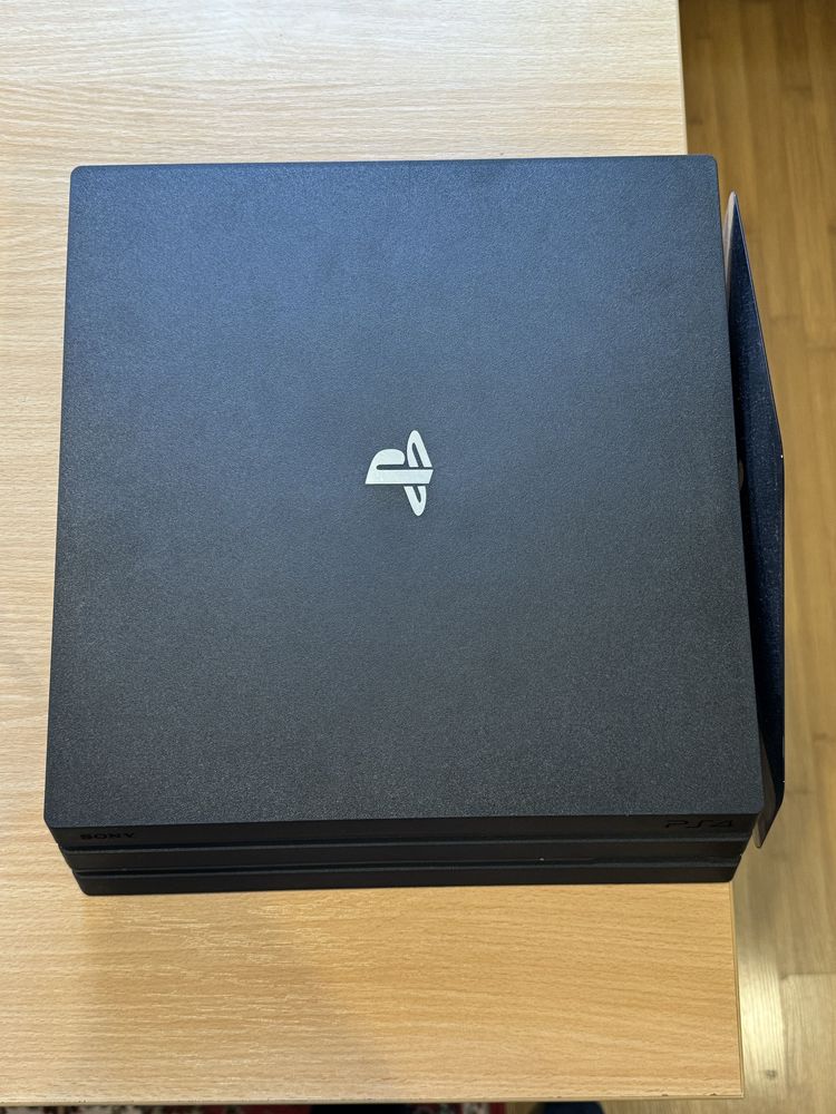 Playstation 4 Pro 1TB, Accesorii, 5 Jocuri