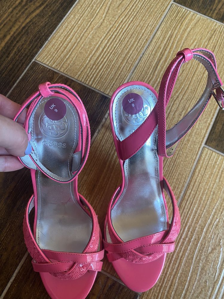 Vand sandale guess marimea 39 sunt noi