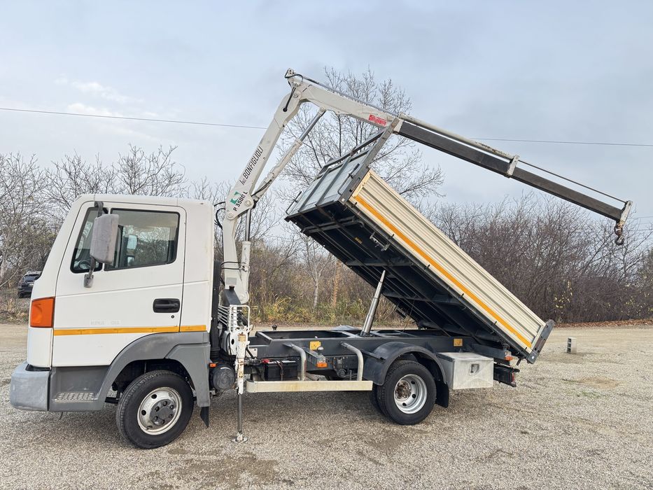Nissan Atleon basculabil pe cutie cu macara de 1700 kg .