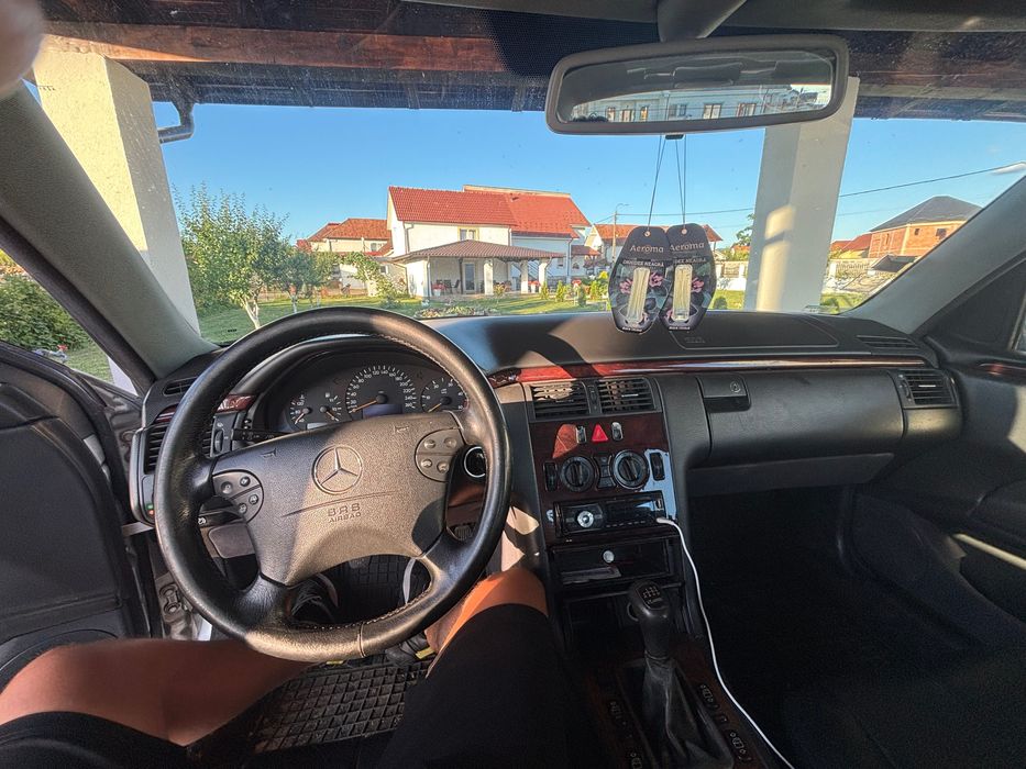 Vând Mercedes E220 W210