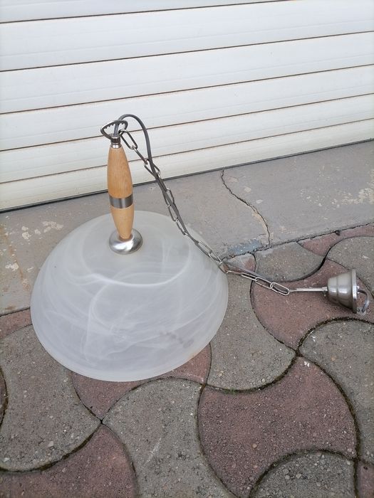 Lampa cu abajur de sticlă.