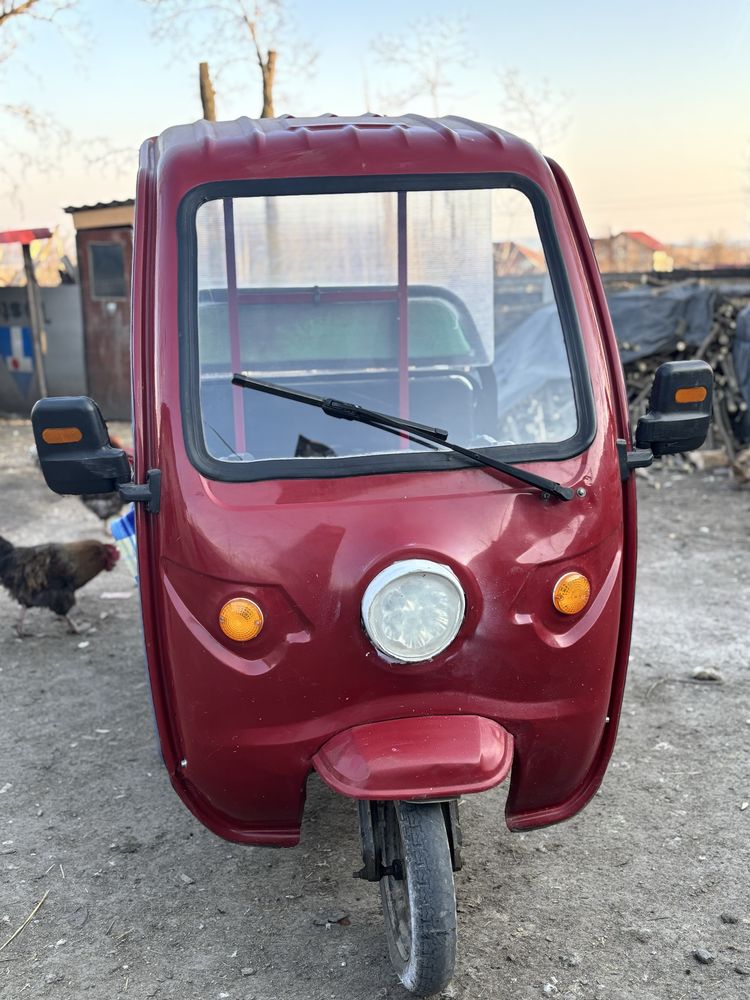 vand triciclu cu cabina