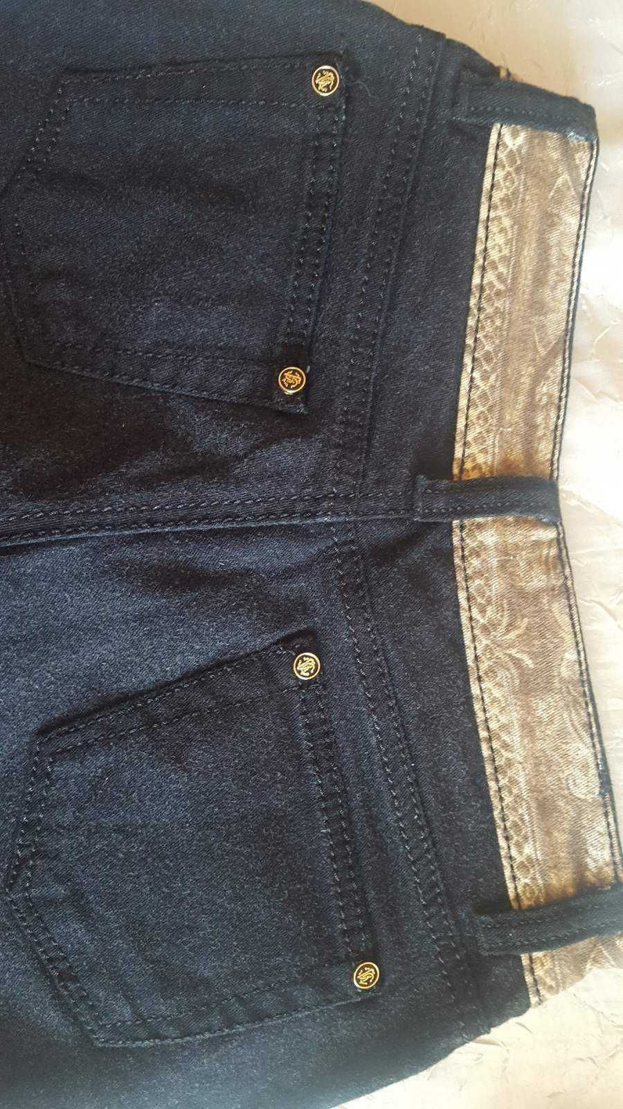 Нов оригинален панталон Roberto Cavalli - черен на цветя