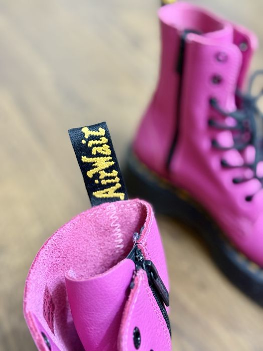 Обувки Dr. Martens, неразличими от нови, в изключително състояние!