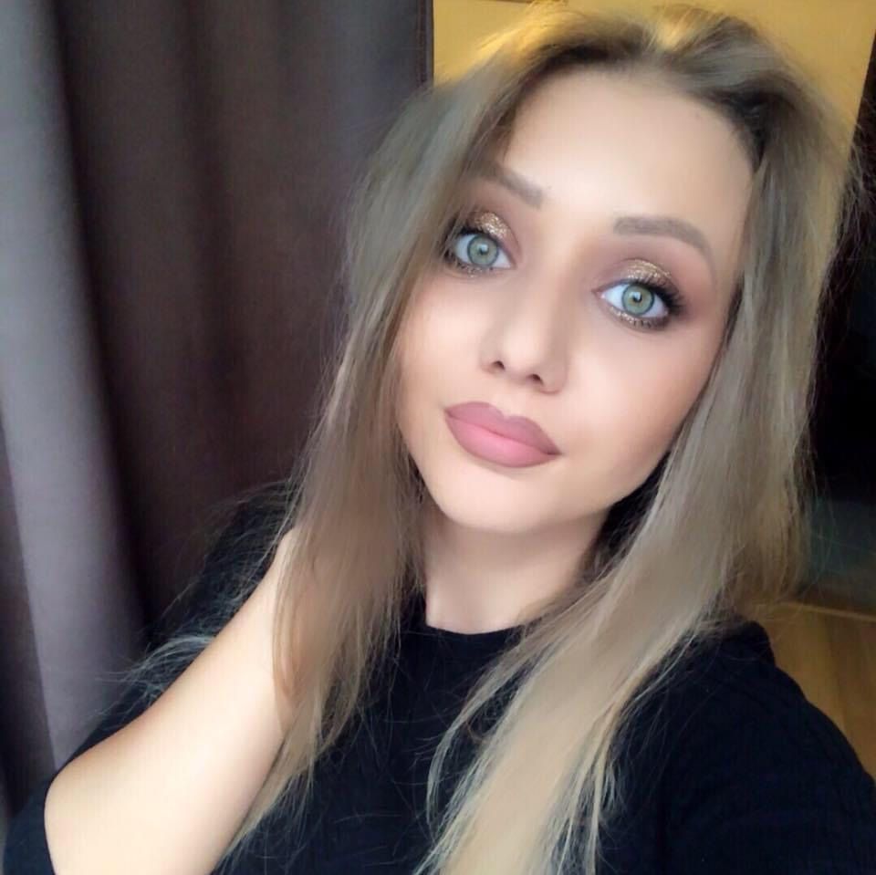 Make - up artist