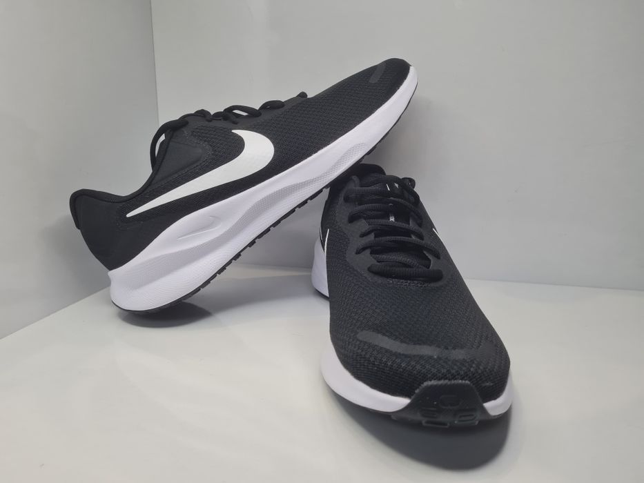 Маратонки Nike 

Нови с кутия.

Размер 45.5 стелка 29.5 см.

Цена 89 л