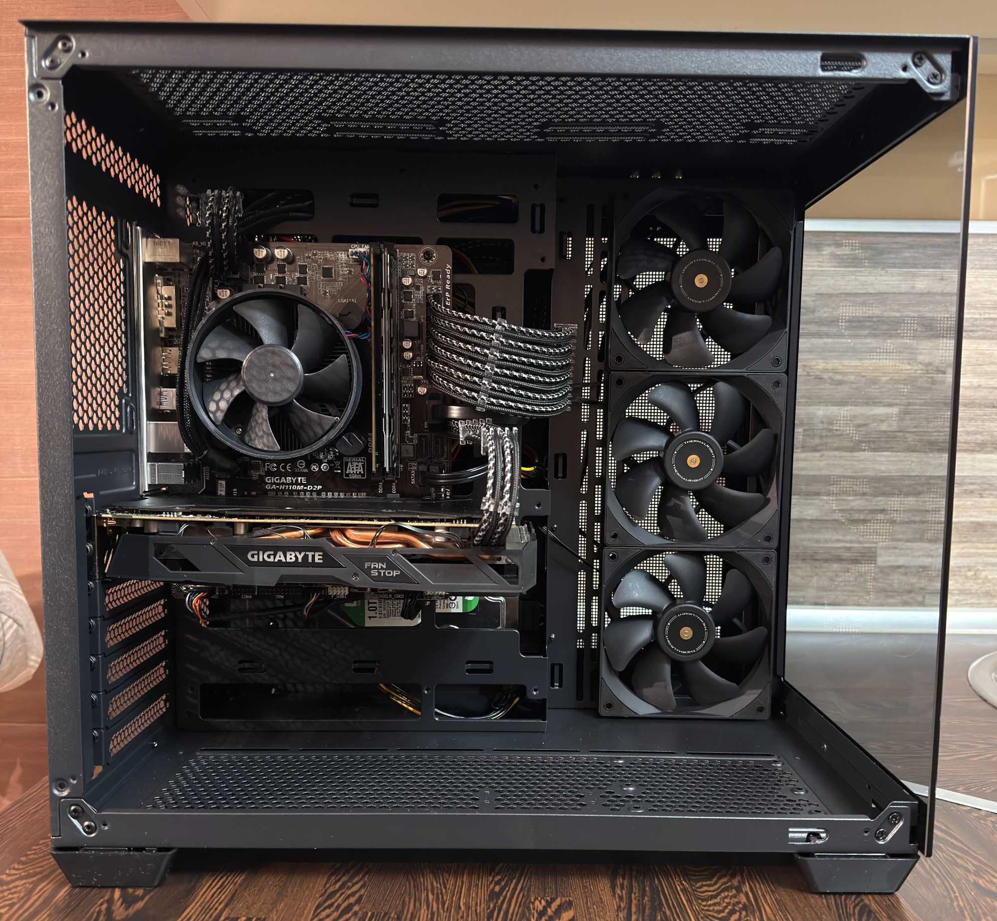 Черен геймърски компютър i7 6700 RX 570 4GB GDDR5 RAM 16GB SSD HDD