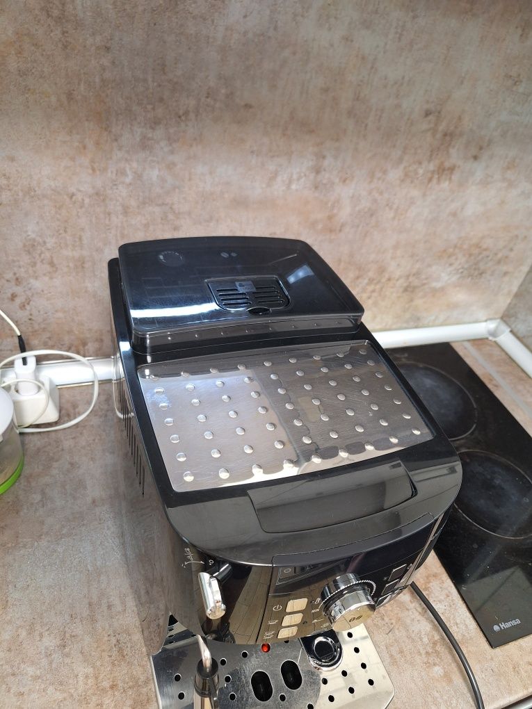 Продавам кафемашина Delonghi magnificaS  ЕCAM 21.118.B