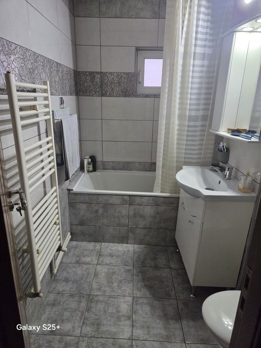 Închiriez, in regim hotelier, apartament cu  3 camere complet mobilat