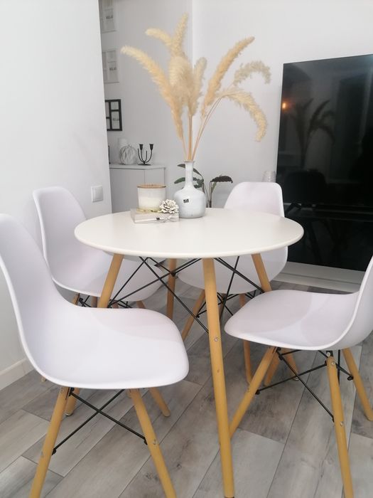 Masă rotundă cu 4 scaune
