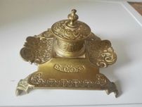 Стара бронзова мастилница и съветска кинокамера.