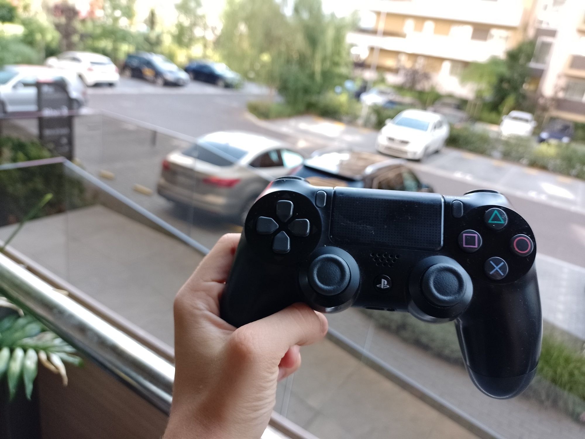 PS4 pro plus cu 2 controlare și baza de incarcare