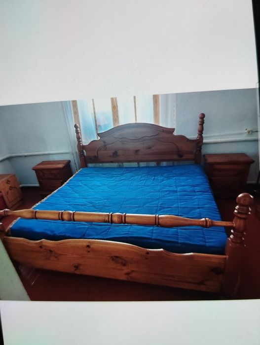 Спальный гарнитур бу состоит из кровати,2 тумбочек, зеркало,комод