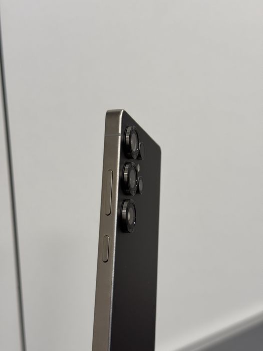 Продавам Samsung S25 ULTRA 33 цикъла