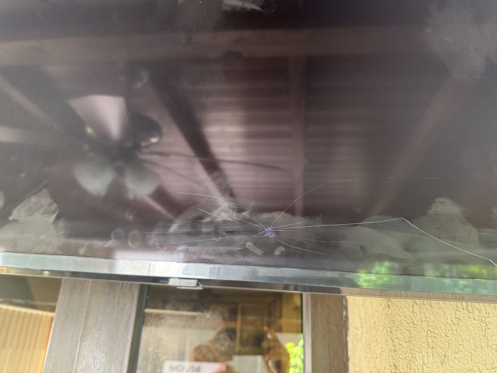 Televizor LG 55UR75003LK diagonala 139 cm cu ecranul spart
