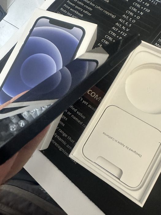 iPhone 12, 128GB, baterie 87%, punct mort pe display