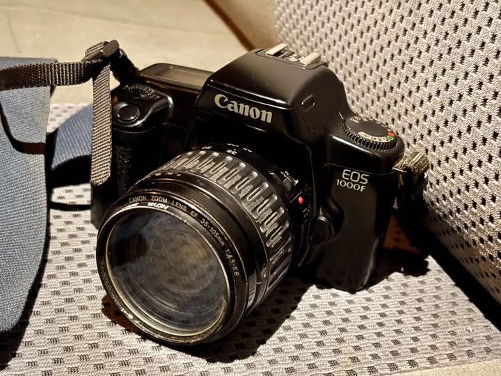 Фотоапарат Canon EOS1000F