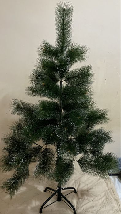 Пышную  новую  елку  гирляндой  игрушками  продам .