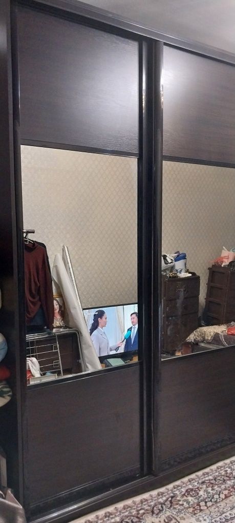 Шкаф как новый трехдверный путем скольжения открываеется и закрывается