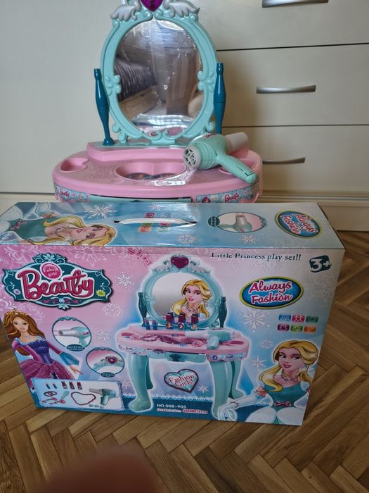 Продавам детска тоалетка.Като се натисне сърчицето свири и свети.