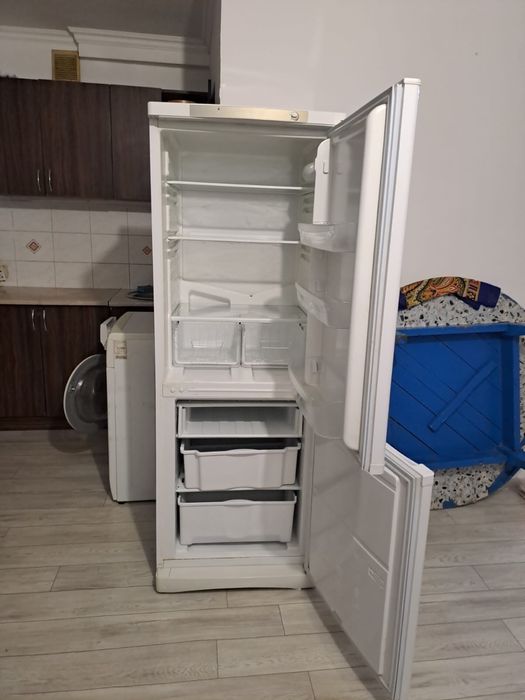 Продам холодильник, телевизор и диван