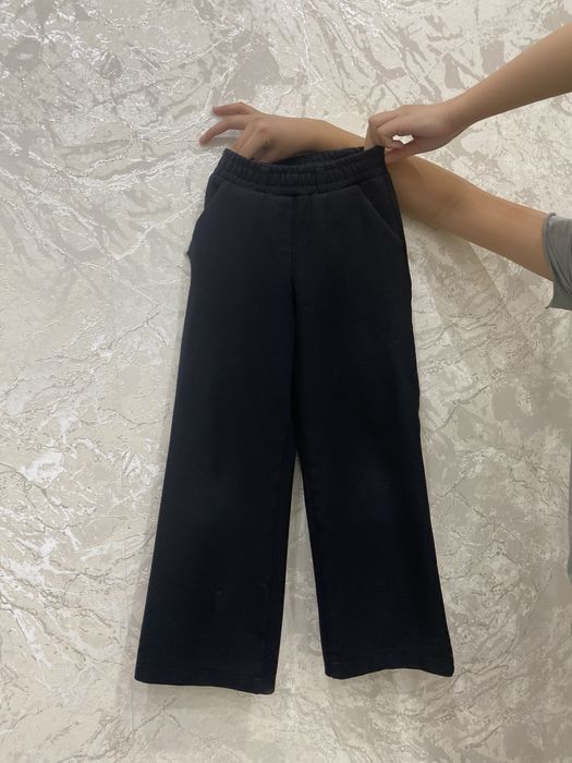 Штаны черный цвет свободные на рост 150 и на лет 10 в фотке девочка 11