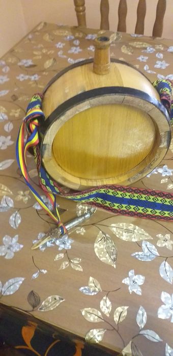 Ploscă tradițională,model rustic executată doar din lemn  stil butoi