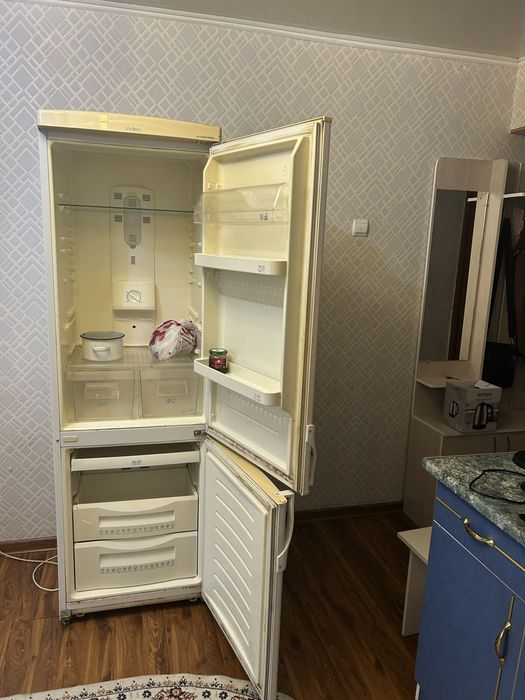 Холодильник рабочий морозит холодит Все работает