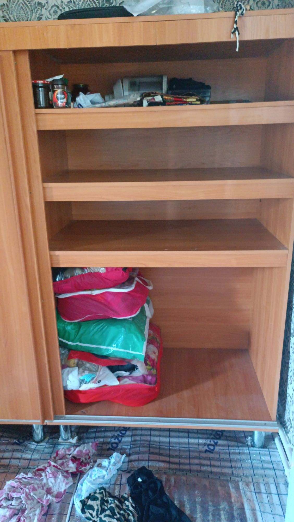 Ikki tarafga ochiladigan shkaf