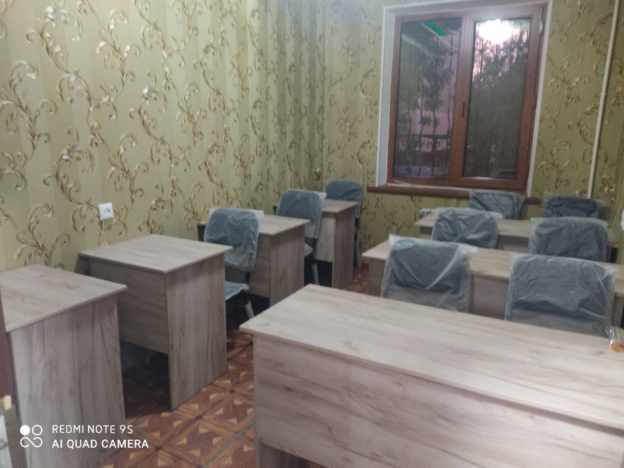 Продам новые столы и стулья для учебного центра