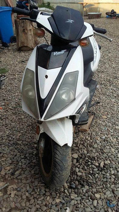 Vând scuter expoiler că defect nu știu ce are nu mă pricep la ele