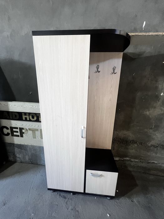 Shkaf Sotiladi b/u xolati yaxshi 3-4 kamplekt bor